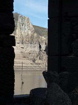 Vue depuis l'intérieur d'un ancien moulin normalement noyé sous les eaux du lac de Naussac