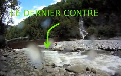 L'idiot du village (en rouge):