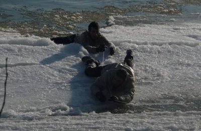 Deux-kayakistes-tombes-a-l-eau-secourus-par-des-promeneurs_slider.jpg