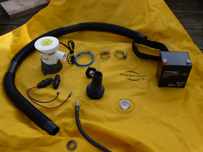 Le kit complet: Pompe, batterie, colliers, passe coque,tuyau, sangle, prises, interrupteur étanche.