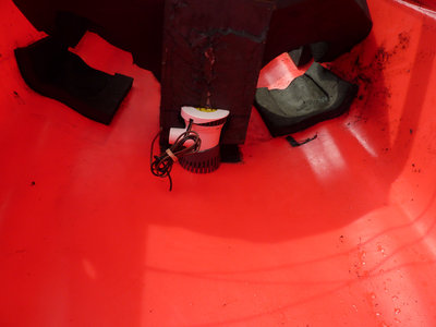 Implantation de la pompe électrique dans le pouf.