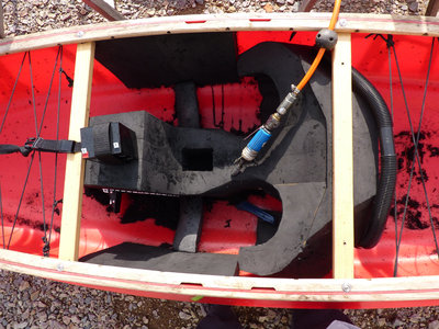Percement du logement de la batterie sous l'assise.