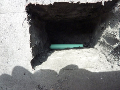 le tube passe fils débouche dans le logement batterie.