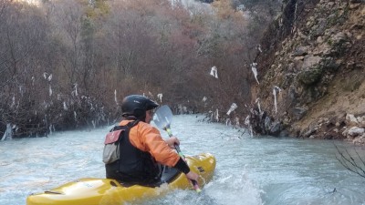 polo au milieu des gorges