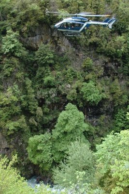 Hélitreuillage Pyrénées Mai 2009, vous voyez le petit point rouge en bas???<br />c'est un kayakiste!!!!