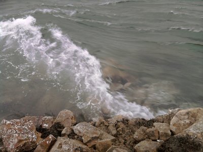 ancien spot côté route.. maintenant cailloux à fleur d'eau, pas de vague, pas de rouleau