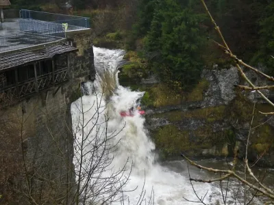 embarquement: a la cascade de la truite. La premiere pagaie cassee...