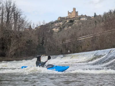 Premier barrage à franchir à droite, petite vague sur la rive gauche par ce niveau