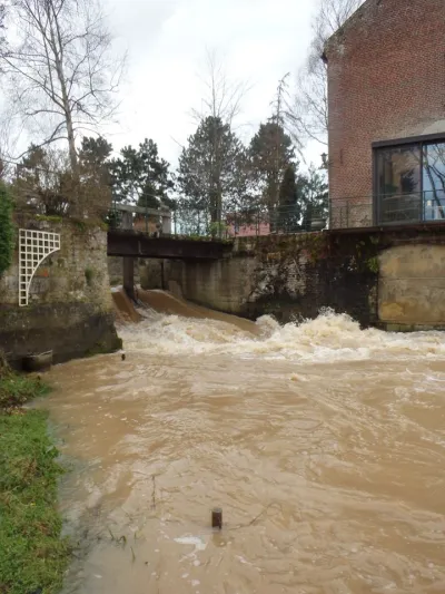 vannage passage simple sous le pont mais attention ne pas prendre a gauche sous le moulin une planche bloque en travers