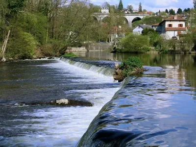 la première digue à la sortie de St Leonard, passe RD, en aval des ponts