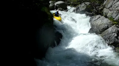 Ce seuil est visible depuis la route (c'est le seul)