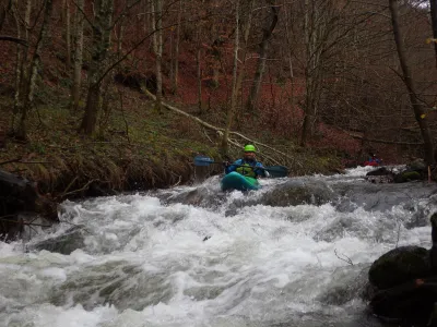 Un départ tranquille mais facilement encombré d'arbres. Petit niveau, 21 m3/s au Cheylard (25/11/18).