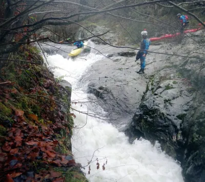 Clément franchit une passerelle submersible bétonnée qui domine un couloir pentu. Cette passerelle béton annonce l'arrivée proche de la gorge en 6 (200 m. plus loin).