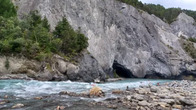 Joli rapide dans la gorge 