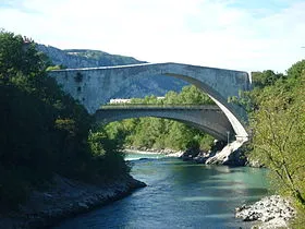 Vieux pont sur le Drac. C'est sous celui ci que se situe un rouleau malsain pouvant rappeler (due aux fondations du pont routier)
