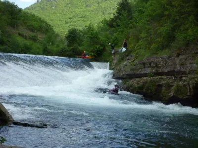 Barrage du Moulin de Corp (passage à l'extrème droite facile). Portage merdique en RG.
