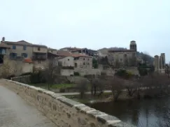Le village magnifique de Lavaudieu et son abbaye si caractéristique.