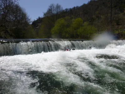 Saut du premier barrage (attention au rappel avec plus d'eau).