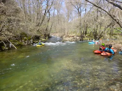 Embarquement à la confluence avec le Pomaret, ce qui rallonge le parcours de 2,5km pour une difficulté similaire et avec des rapides tout aussi intéressants de même difficulté.