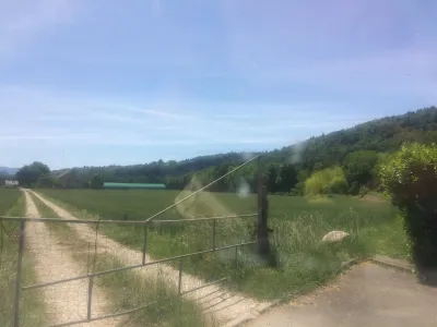 Débarquement : à Vallières, prendre la route du barrage puis le Chemin du Tovay menant jusqu'à un cul de sac (barrière menant à une ferme). A droite cette barrière, suivre le chemin en herbe qui descend jusqu'à la rivière. Depuis la rivière, le débarquement est visible environ 200m avant le barrage de Vallières, sur la droite, à côté d'une grosse pompe à eau verte.