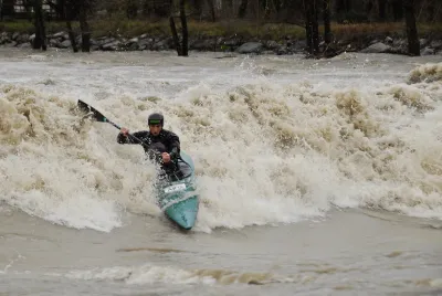 Kayakiste Argentin sur la vague du Pont d'Artiguelouve-Lescar - 25/01/2014