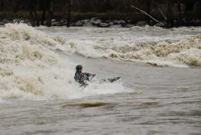 Kayakiste Argentin sur la vague du Pont d'Artiguelouve-Lescar - 25/01/2014