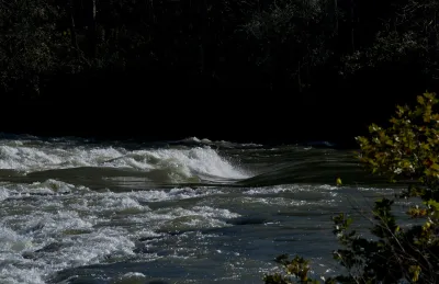 Vague éternelle (rive droite) avec 0.32m à l'echelle de Tonneins. La vague fait un peu moins d'1m de haut et retient super bien avec ce niveaux avec des bonnes sensations de glisses sur le lisse. La suite dés que les niveaux montent.