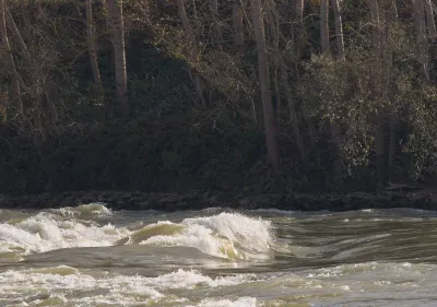 Vague éternelle (rive droite) avec 0.65m à Tonneins, la vague fait à peut près 1m de haut. Elle peut s'accrocher en freestyle en y tombant dedans au bon moment, elle est idéal pour des bateaux de 2m30/2m50. La vague juste derrière commence à fonctionner (on ne la vois pas très bien sur la photo)