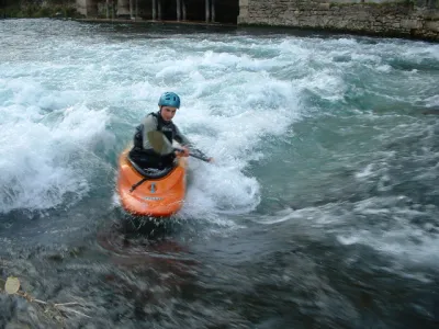 Hugo Viallon (Bouffon) sur la vague du moulin sur un bas niveau
