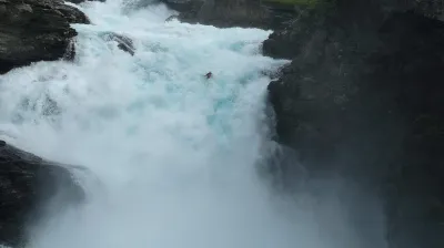 Mika dans Flemmingfossen! Photo: Philippe Courmac
