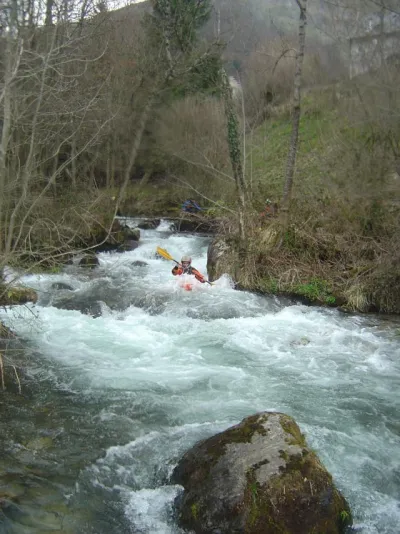 Vers la fin de rivière par bas niveau d'eau. Cl III-IV agréable par ce niveau.
