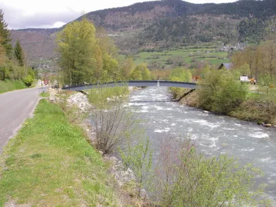 La passerelle, vue en venant de Vielle Aure, à 15m en aval du spot.