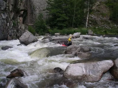 A 15 m3/s l'ex-infran se passe sans problème en entrant par la G, c'est du 3+ avec ce niveau d'eau (19/06/05)