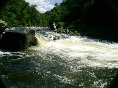La roche qui pleure avec un débit a Prades d'environ 4m3/s