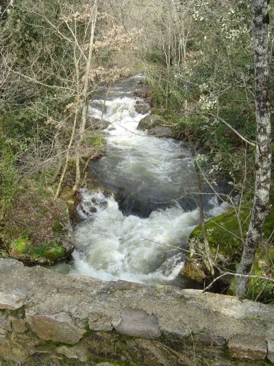 Juste en amont de l'embarquement du Pont de L'isoule (site classé).
Repère de niveau, l'eau surverse la dernière barre rocheuse sur toute la largeur (mais surverse limite à gauche) --> Bon  niveau.