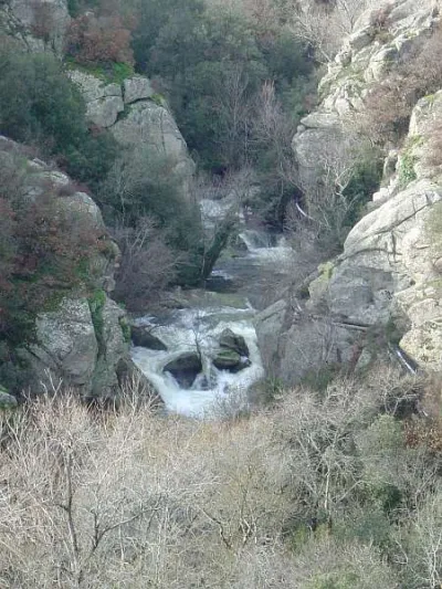 Les gorges de Montolieu, le fameux passage "syphonant-Infran" (du moins avec ce niveau d'eau).Portage difficile mais fortement conseillé à l'aide d'une tyrolienne.