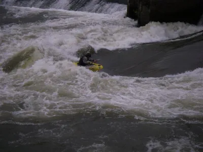 Eté 2007, beaucoup d'eau dans l'Allier, première vague très dure à prendre (trop lisse) mais super rouleau (cartwheels et loops passent tous seuls.