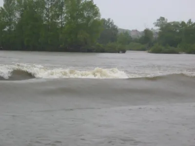 même niveau que la photo précédente, cependant sur celle-là on se rend plus compte de la heuteur de la vague...