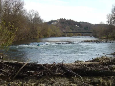 La manivelle. On appercoit en fond le pont au dessus duquel on embarque.