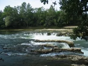 En amont des chutes de Clermont : On distingue sur la gauche de la photo une bouée rouge qu'il faut laisser sur sa droite.