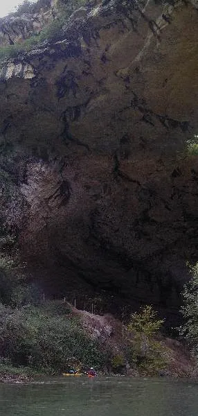 L'entrée du Mas. Impressionnant ! La grotte et la sortie aussi !!