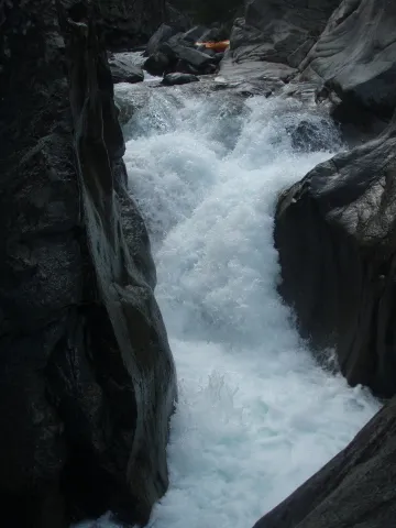 La passe de l'infran (gros chaos de blocs) par petit niveau d'eau. Fait ce jour-là par un membre du groupe.