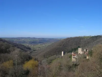 Vue de la basse vallée de l'Audièrne depuis Peyrusse le Roc