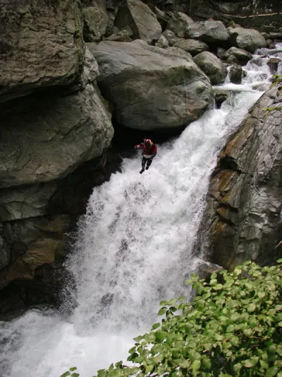 La chute peut se faire aussi sans Kayak ! Martial Thomas dans ses oeuvres