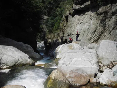 Le défilé mythique de fin, vu du dessus, l'entrée de la chute est mal pavé.