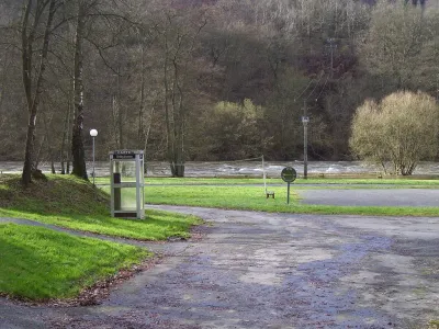 camping ou l'on debarque, un abri peut egalement servir de vestiaire
