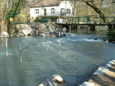 Le bassin en plein milieu du village dans un cadre sympatique