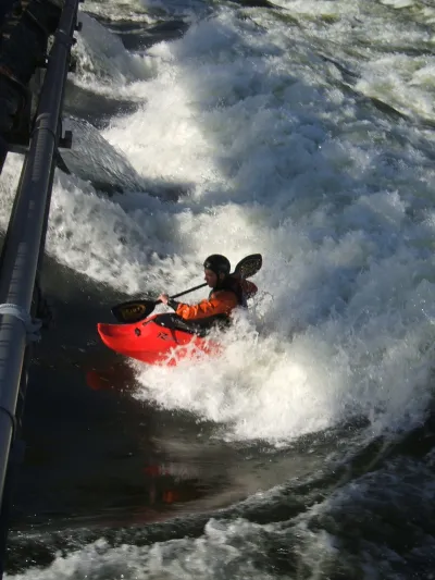 sam dans la vague sous le pont à 1,50M
