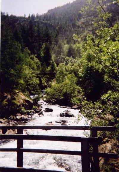 L'embarquement sous les chutes du Chichin (vue du pont)