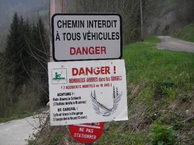 Le panneau près de l'embarquement, pas tres joyeux comme invitation.